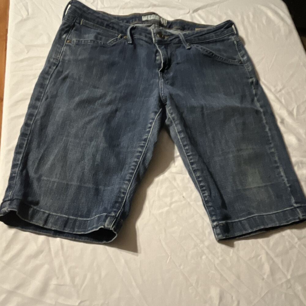 Levi’s 545 Women’s Blue Denim Shorts Flat Front Button 5-Pocket Medium Wash 10